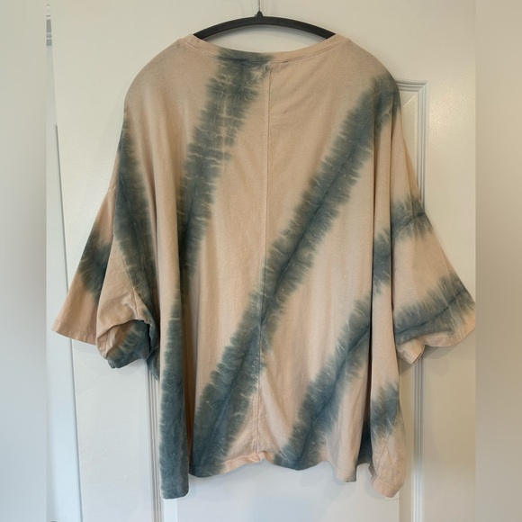 EUC Easel Tie-Dye Pattern Short Sleeve Top - Picture 3 of 5